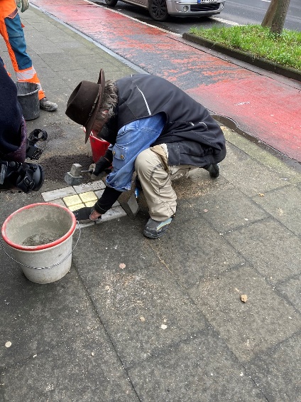 Ein Bild, das Schuhwerk, draußen, Kleidung, Gelände enthält. Automatisch generierte Beschreibung